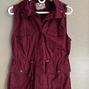 LE3NO Women's Hooded Vest Size Small Burgundy Snap Up Draw String Waist